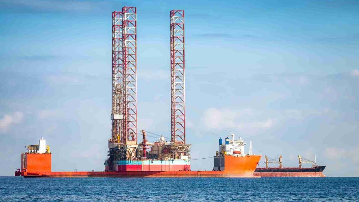 An offshore drilling rig with a semi-submersible structure in the ocean