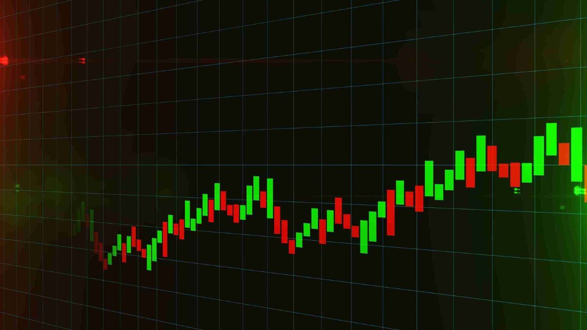 Vibrant red and green patterns on a stable trading chart indicating a positive upward trend