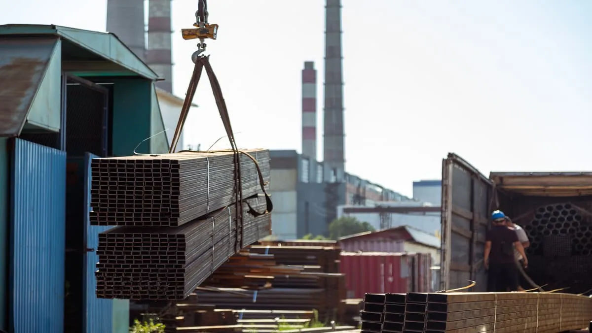 gantry_crane_transporting_stack_of_metal_pipes_width_1200_format_JPEG.jpg