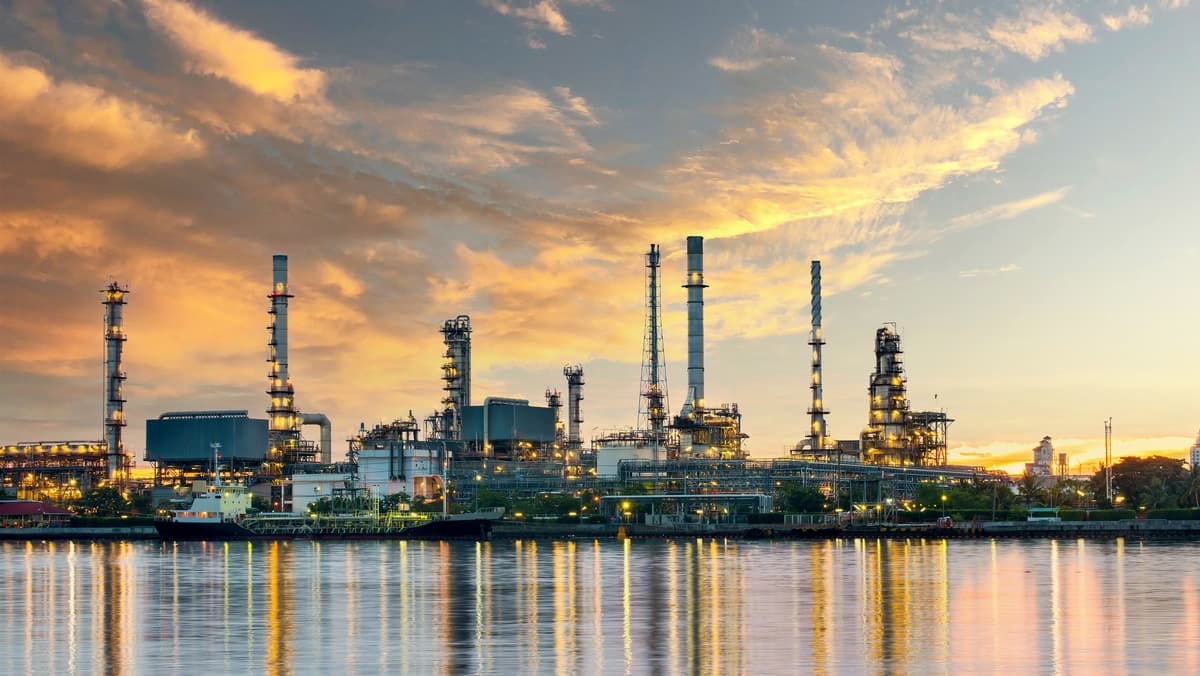 oil_refineries_width_1200_format_JPEG.jpg