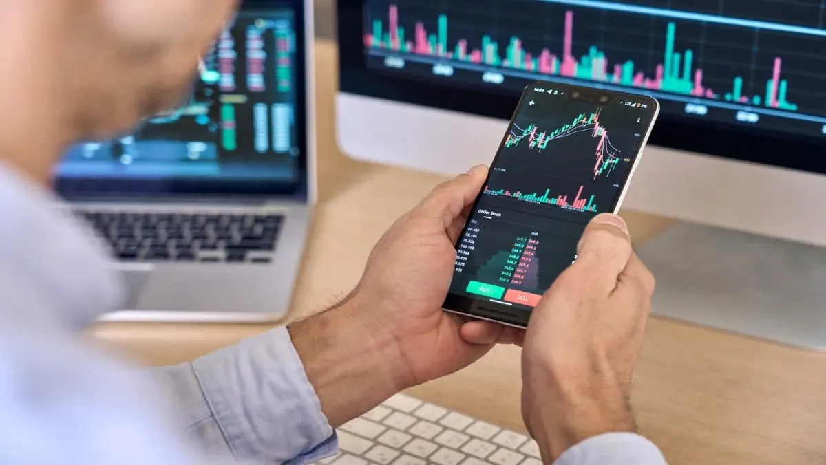 trader_investor_broker_using_smartphone_width_1200_format_jpeg_ac9c1b6104.jpg.webp