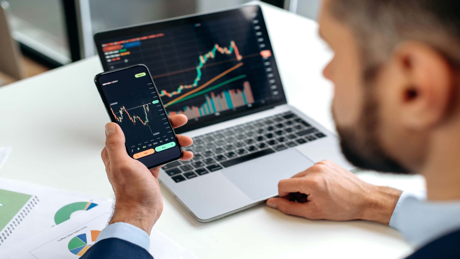 trader-on-computer.jpg